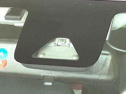 【スマートアシスト】走行中に前方の車両等を認識し、衝突しそうな時は警報とブレーキで衝突回避と被害軽減をアシスト。より安全にドライブをお楽しみいただけます。