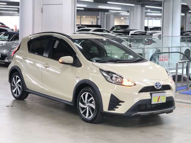 雨が降ってもゆったりと車選びができる全天候型立体展示場！エスカレーター完備！