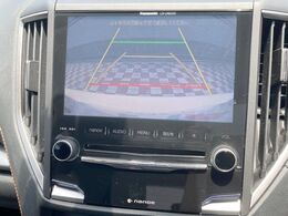 【バックカメラ】駐車時に後方がリアルタイム映像で確認できます。大型商業施設や立体駐車場での駐車時や、夜間のバック時に大活躍！運転スキルに関わらず、今や必須となった装備のひとつです！