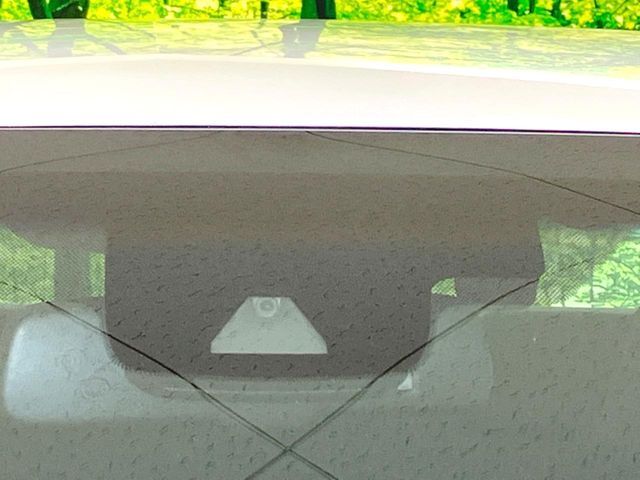 【トヨタセーフティセンス】走行中に前方の車両等を認識し、衝突しそうな時は警報とブレーキで衝突回避と被害軽減をアシスト。より安全にドライブをお楽しみいただけます。