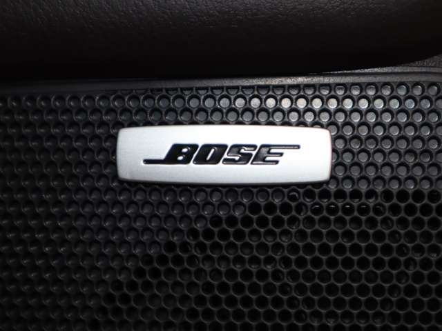 BOSEサウンドシステムを搭載。「良い音を出す」ではなく、その車種のごとに特徴を計算（車種専用設計）し、「反響音」を作り出すことによってどの座席でも自分中心で音が聴こえ、「心地よい空間」を作り出します。