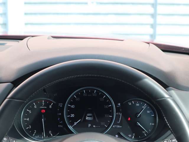 運転視界の遠方上方に虚像を投影することで前を見ながら情報の視認ができます。本当にドライバーが必要な情報を適切に伝え、楽しんで頂くことを考えた新世代装備です。※虚像は2.6m前方に浮かぶイメージです。