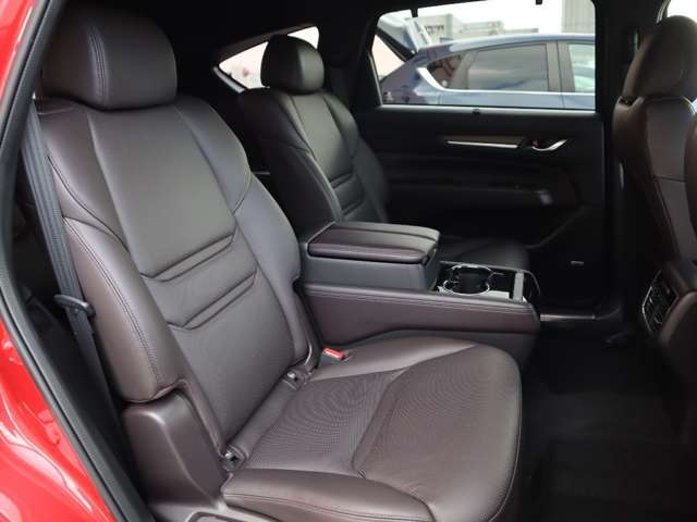 2列目シートは独立したキャプテンシート。運転席部と同じような厚みをもたせたラグジュアリーなシートでドライブをお楽しみください。