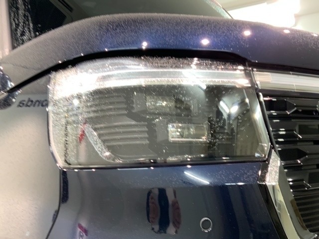 LEDヘッドライトは、点灯の瞬間から最大光量を発揮し、突然暗くなるトンネルなどでの安定感を高めます。