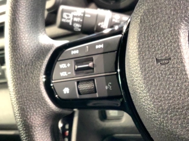 ステアリングにオーディオ操作スイッチが付いています。オーディオ画面に直接タッチしなくても操作が出来ますので、運転に集中できます。