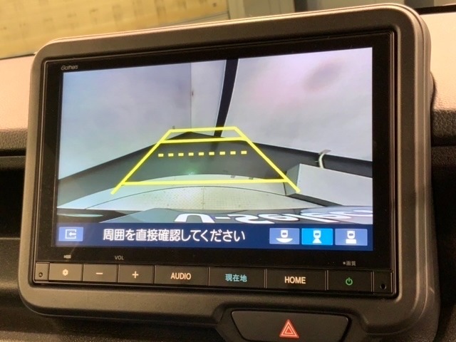 リバースギアに入れるだけで後方の表示へ切り替わります。夜間や雨の日の駐車も楽になりますよ。