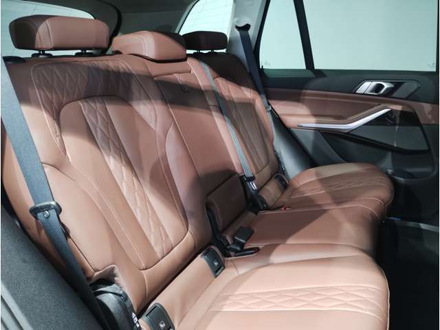 【エアバック】BMWのエアバックやその他の安全装備は、互いに補完しあう事で徹底した安全性を貫きます。万一の事故の際にそれぞれ最適な保護を提供してくれます！