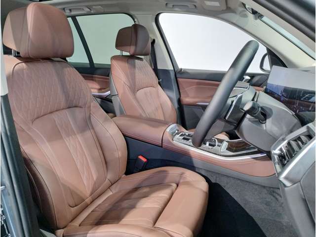 【コックピットシート】BMW車の主役席。車体中央にくる様に配置し車両重心とが一致する事でドライバーと車との一体感あるドライビングを実現。人間工学に基づき形成した形状が長時間のドライブ疲労も軽減します！