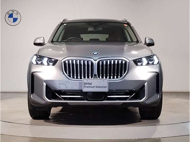 【キドニーグリル】BMWは約90年もの間、ほぼ全ての車両にひと目でBMWだと分かるこの特徴的なフロントグリルが備えられ、デザイン・アイコンとして親しまれてきました。