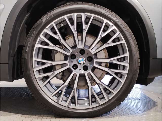 【BMWアロイホイル】軽量かつ強度に拘ったアロイホイル。走行性能ポテンシャルを引き出す設計。車の足元を引き締めてくれる大きなポイントはアロイホイルです。