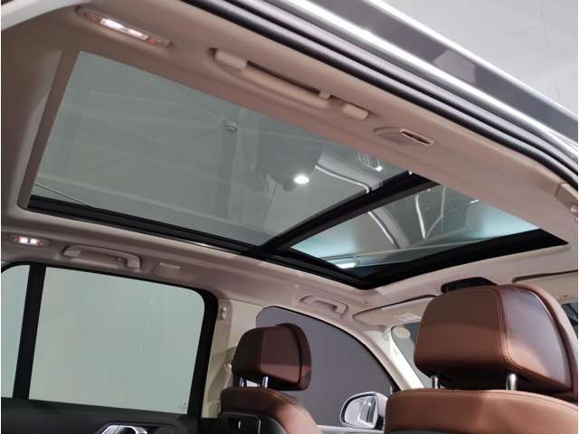 【サンルーフ】高級車のマストアイテムのガラス・サンルーフ。開放感のある室内空間を演出してくれます。