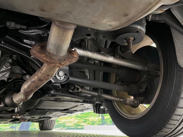お車を安心してお乗りいただく為には、足回りの定期点検が欠かせません。サービスサポート（有償保証）では無料点検もご提供しており、安心のカーライフをお過ごしいただけるサポート体制が整っています。