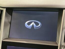 【メーカー純正ナビ】インテリアに溶け込むスタイリッシュな「専用設計」メーカーナビを装備♪視認性や操作性など基本性能にも優れ、より上質なカーライフをお楽しみいただけます。