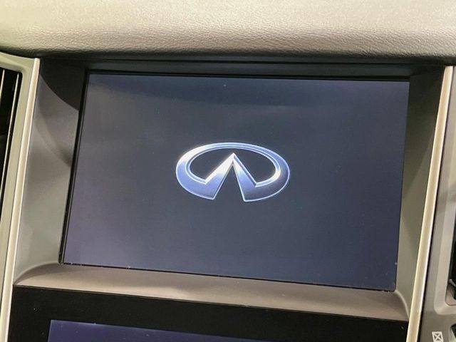 【メーカー純正ナビ】インテリアに溶け込むスタイリッシュな「専用設計」メーカーナビを装備♪視認性や操作性など基本性能にも優れ、より上質なカーライフをお楽しみいただけます。
