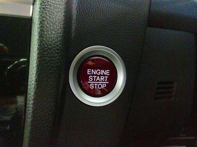 スマートキー＆プッシュスタートシステムです！ボタンを押すだけでエンジンのON、OFFが出来ます！とっても便利ですよ