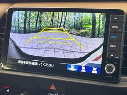 【バックカメラ】駐車時に後方がリアルタイム映像で確認できます。大型商業施設や立体駐車場での駐車時や、夜間のバック時に大活躍！運転スキルに関わらず、今や必須となった装備のひとつです！