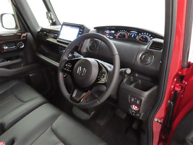 シンプルで使いやすいデザインの運転席です。