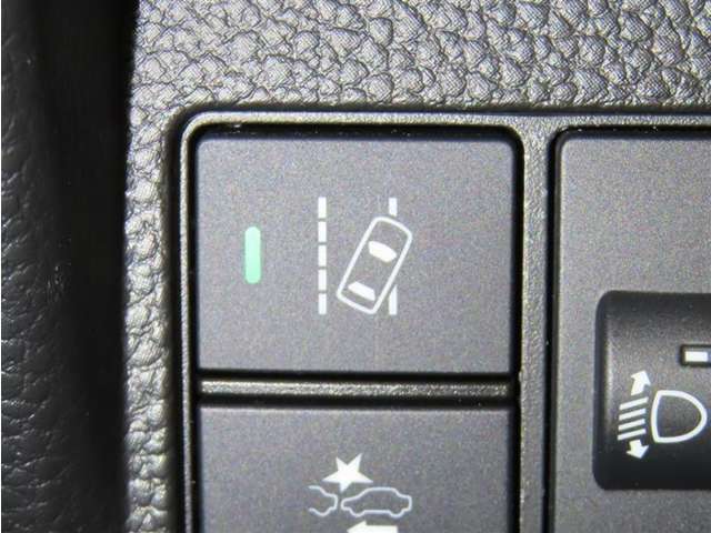 車線逸脱警告を装備しております。