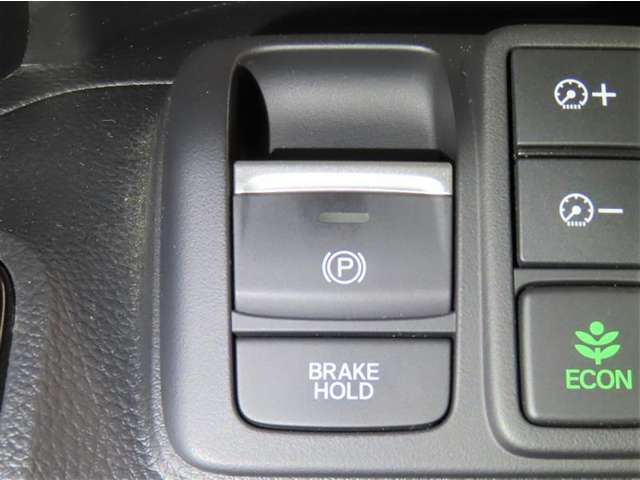 電動パーキングブレーキを装備しております。