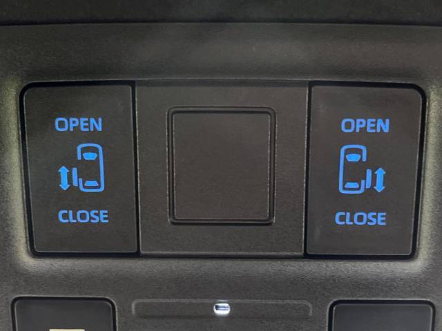【両側パワースライドドア】スマートキーや運転席のスイッチで後席両側スライドドアの開閉が可能♪電動だから力を入れてドアを開ける必要が無く、小さなお子様でも簡単に開け閉めでき快適です♪