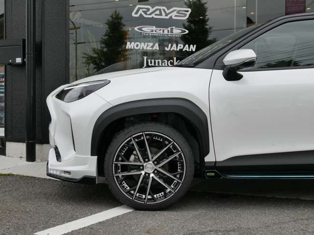 ホイールはROWEN　Flamme19インチAWを標準装備しております。オプションでブレーキキャリパーカバー、またはキャリパー本体塗装も承ります。
