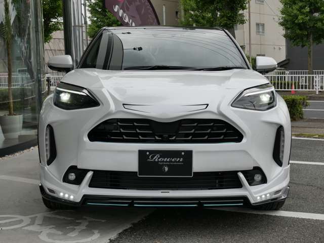 フロントグリル、フロントスポイラーを装着しております。グリル、スポイラーともにLEDイルミネーションによりその存在感と高級感を格上げして唯一無二のコンパクトSUVをお楽しみいただけます。