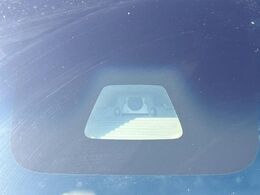 【スマートアシスト】走行中に前方の車両等を認識し、衝突しそうな時は警報とブレーキで衝突回避と被害軽減をアシスト。より安全にドライブをお楽しみいただけます。