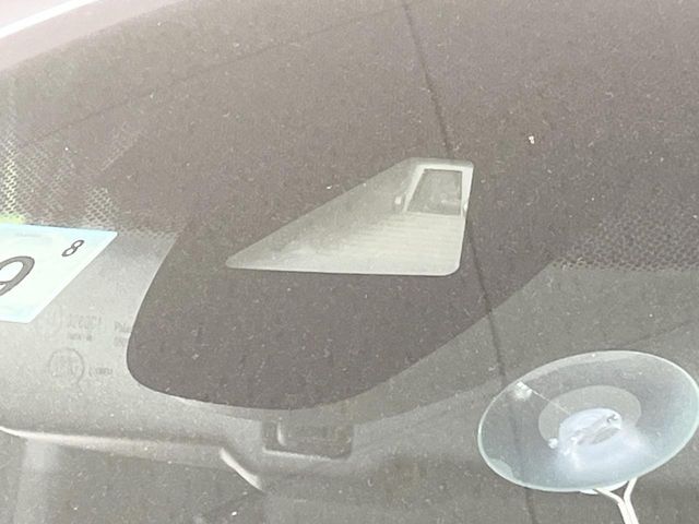 【ホンダセンシング】走行中に前方の車両等を認識し、衝突しそうな時は警報とブレーキで衝突回避と被害軽減をアシスト。より安全にドライブをお楽しみいただけます。