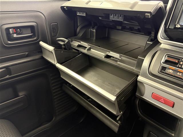 【グローブボックス】『グローブボックス』の画像になります。車検証ケースや日頃使う小物類の収納に便利ですね！