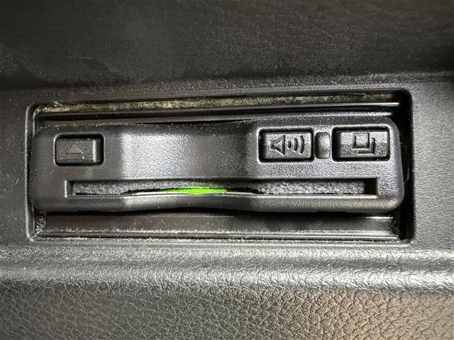 【ETC】有料道路を利用する際に料金所で停止することなく通過できる、ETC車載器（ノンストップ自動料金収受システム機器）が装備されています。セットアップを行うことで利用可能になります。