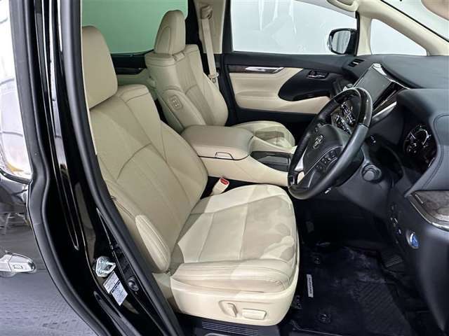 運転席/助手席です。姿勢が崩れず正確なステアリング操作で安心です！