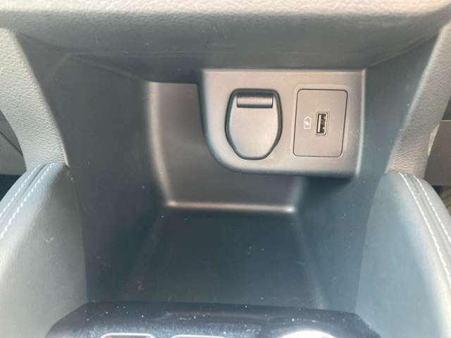 運転席中央には電源ソケット、USBがあります！