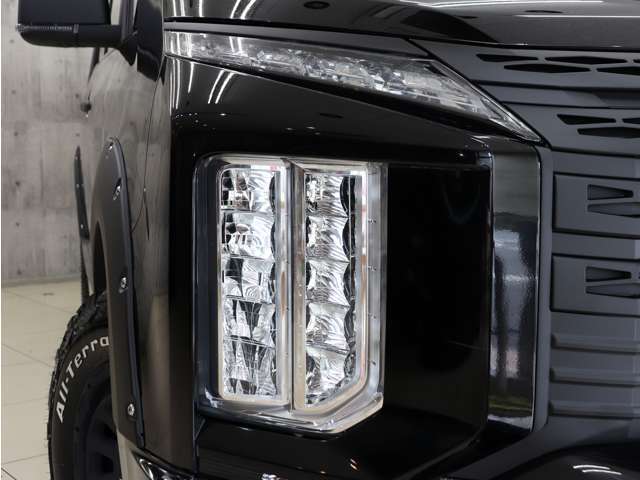 夜道も安心の明るいLEDヘッドライトは、黄ばみや曇り等無く大変キレイな状態を保っております。イカリングライト等の追加カスタム、お気軽にご相談ください。