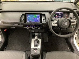 車内は光触媒抗菌消臭施工済です。インパネ周りはスタイリッシュなデザインで機能や装備も充実しています。グローブボックスやカップホルダーのほかにトレーなどたくさんの収納スペースが付いています。