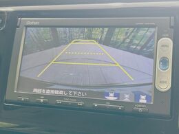 【バックカメラ】駐車時に後方がリアルタイム映像で確認できます。大型商業施設や立体駐車場での駐車時や、夜間のバック時に大活躍！運転スキルに関わらず、今や必須となった装備のひとつです！