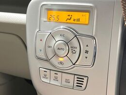 【オートエアコン】一度お好みの温度に設定すれば、車内の温度を検知し風量や温度を自動で調整。暑い…寒い…と何度もスイッチ操作をする必要はありません。快適な車内空間には必須の機能ですね♪