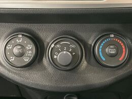 寒い冬も暑い夏も全席に快適な空調を届けてくれる、ダイヤル式エアコンを装備♪