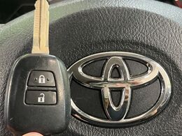 【キーレス】少し離れた場所からでもボタン一つでドアの開錠・施錠ができるのでとっても便利！ドアの鍵穴周りに傷をつけることもありません♪