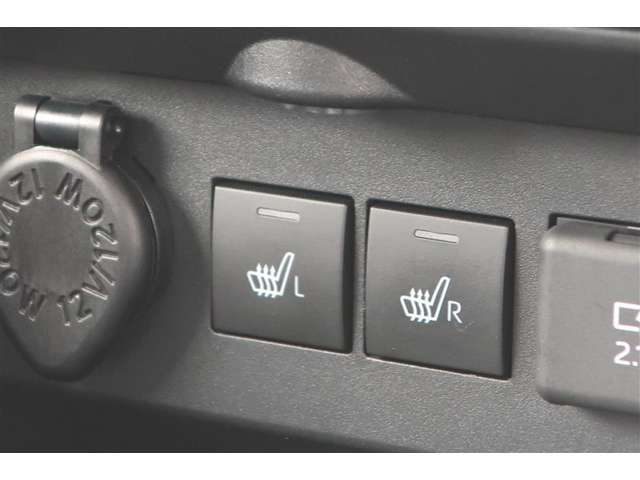 運転席と助手席にシートヒーターが付いています。