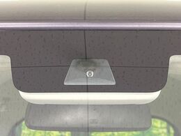 【ホンダセンシング】走行中に前方の車両等を認識し、衝突しそうな時は警報とブレーキで衝突回避と被害軽減をアシスト。より安全にドライブをお楽しみいただけます。