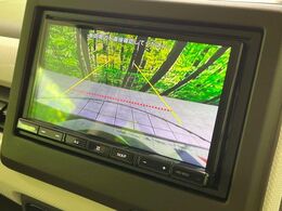 【バックカメラ】駐車時に後方がリアルタイム映像で確認できます。大型商業施設や立体駐車場での駐車時や、夜間のバック時に大活躍！運転スキルに関わらず、今や必須となった装備のひとつです！