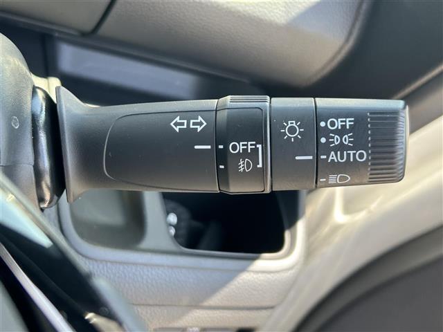 【オートライト（AUTO）】外の明るさをシステムが感知して、自動でヘッドライトが点灯します！ヘッドライトをつけ忘れを防ぐ便利機能です。