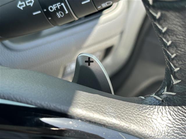 【パドルシフト（AT車）】MT車と同じように好きなギアで走ることができます！ステアリングから手を離さずに指先だけでシフト操作ができ、よりスポーティな走りをお楽しみいただけます。