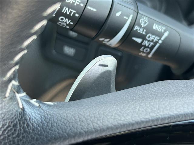 【パドルシフト（AT車）】MT車と同じように好きなギアで走ることができます！ステアリングから手を離さずに指先だけでシフト操作ができ、よりスポーティな走りをお楽しみいただけます。