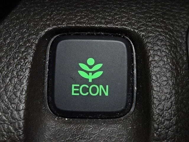 エンジン、エアコンなどを制御し低燃費な『ECONモード』に、また走りを楽しみたいとき、空調など快適性を重視したいときにはスイッチOFFで通常モードに切り替えができます！