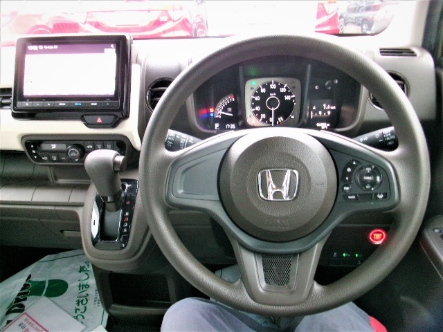 ハンドルにはHonda SENSINGとオートクルーズコントロールのスイッチを装備！オートクルーズコントロールは長距離運転や高速道路の運転では大活躍です！