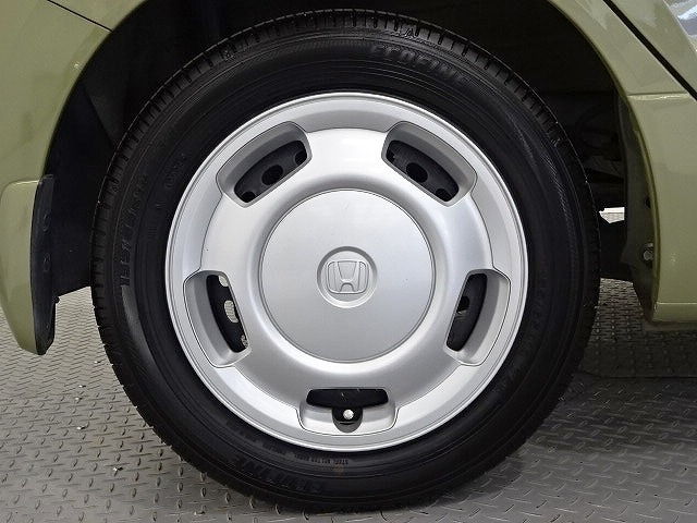 ホイールは車のデザインにマッチした専用タイプです。