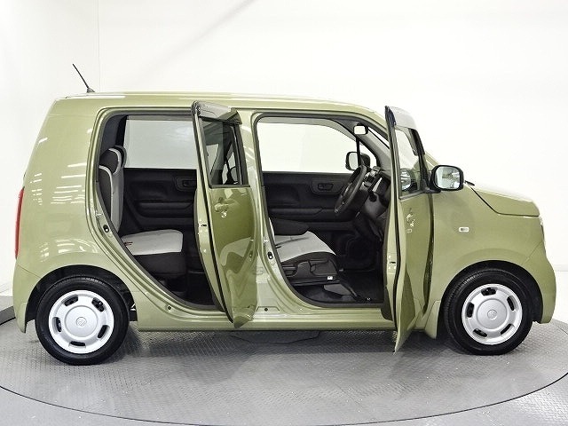 Honda独自のセンタータンクレイアウト、低床設計で床が低くドアも大きく開きますので、女性やお子様、ご年配の方にも一段と乗り降りがしやすくなっています。