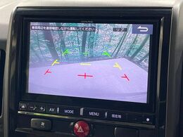 【バックカメラ】駐車時に後方がリアルタイム映像で確認できます。大型商業施設や立体駐車場での駐車時や、夜間のバック時に大活躍！運転スキルに関わらず、今や必須となった装備のひとつです！