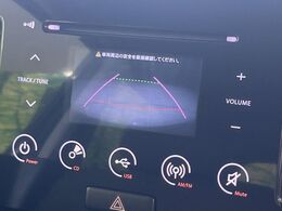 【バックカメラ】駐車時に後方がリアルタイム映像で確認できます。大型商業施設や立体駐車場での駐車時や、夜間のバック時に大活躍！運転スキルに関わらず、今や必須となった装備のひとつです！